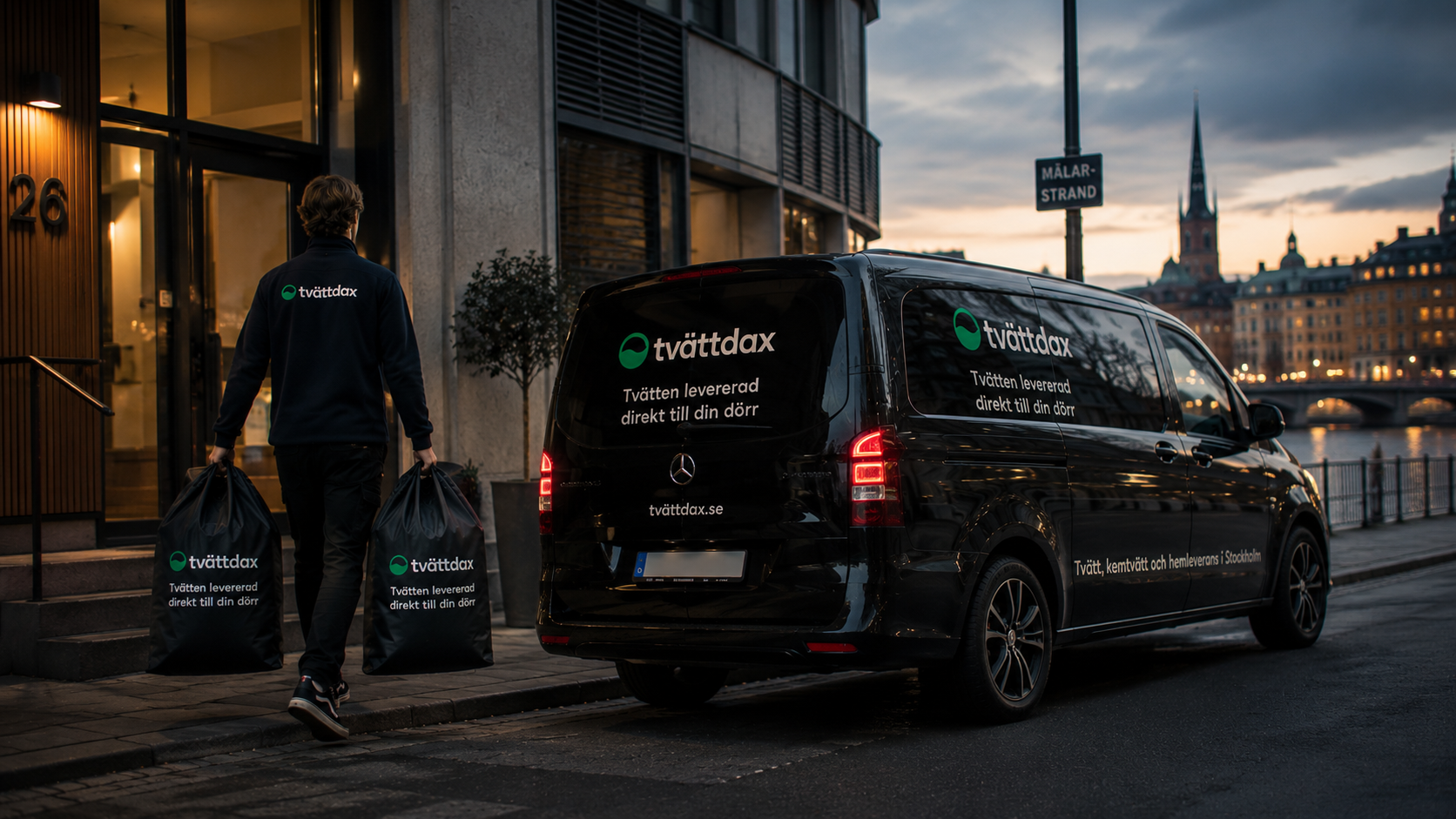 Tvättdax-medarbetare levererar nytvättad textil direkt till dörren i Stockholm