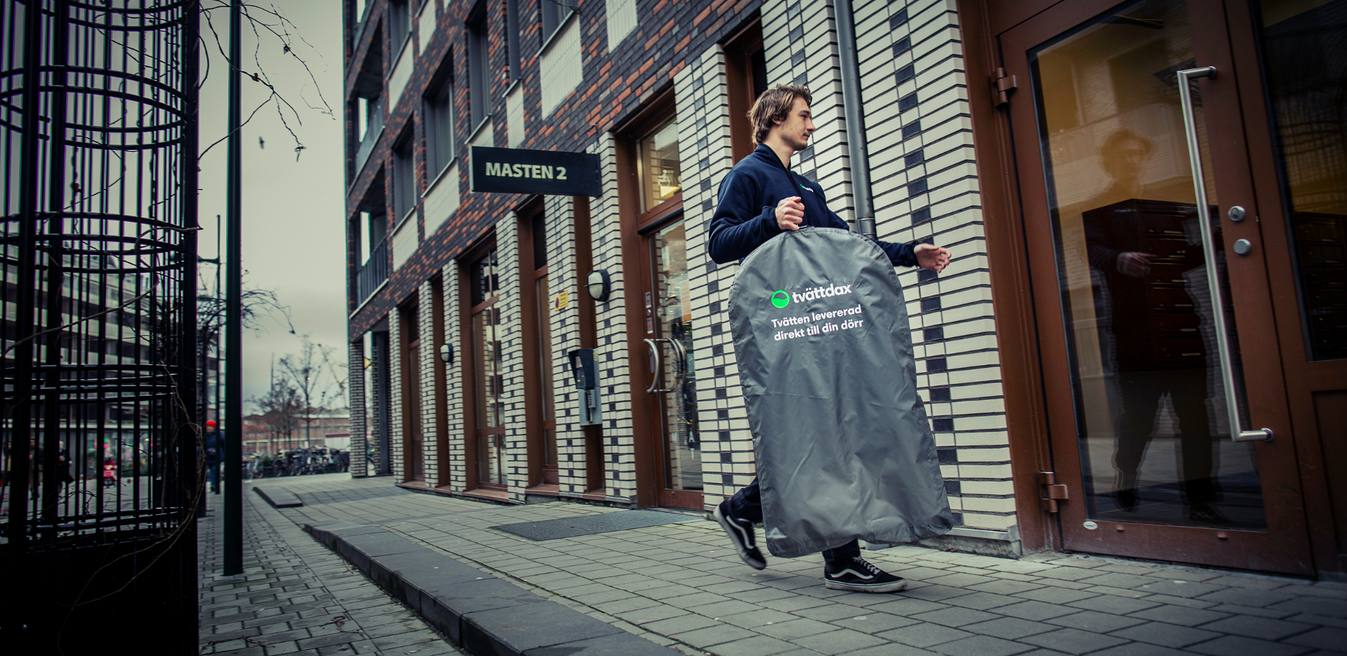 Tvättdax-medarbetare levererar nytvättad textil direkt till dörren i Stockholm